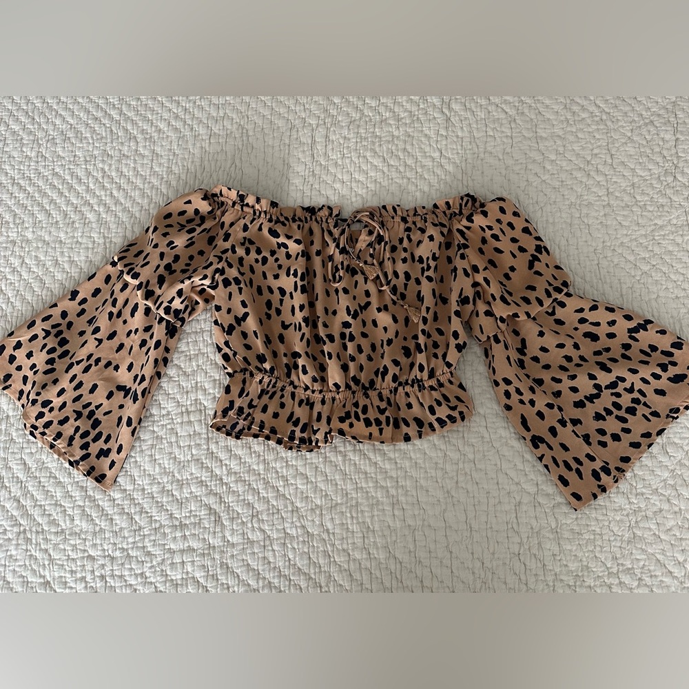 Off the shoulder bell sleeve polka crop top